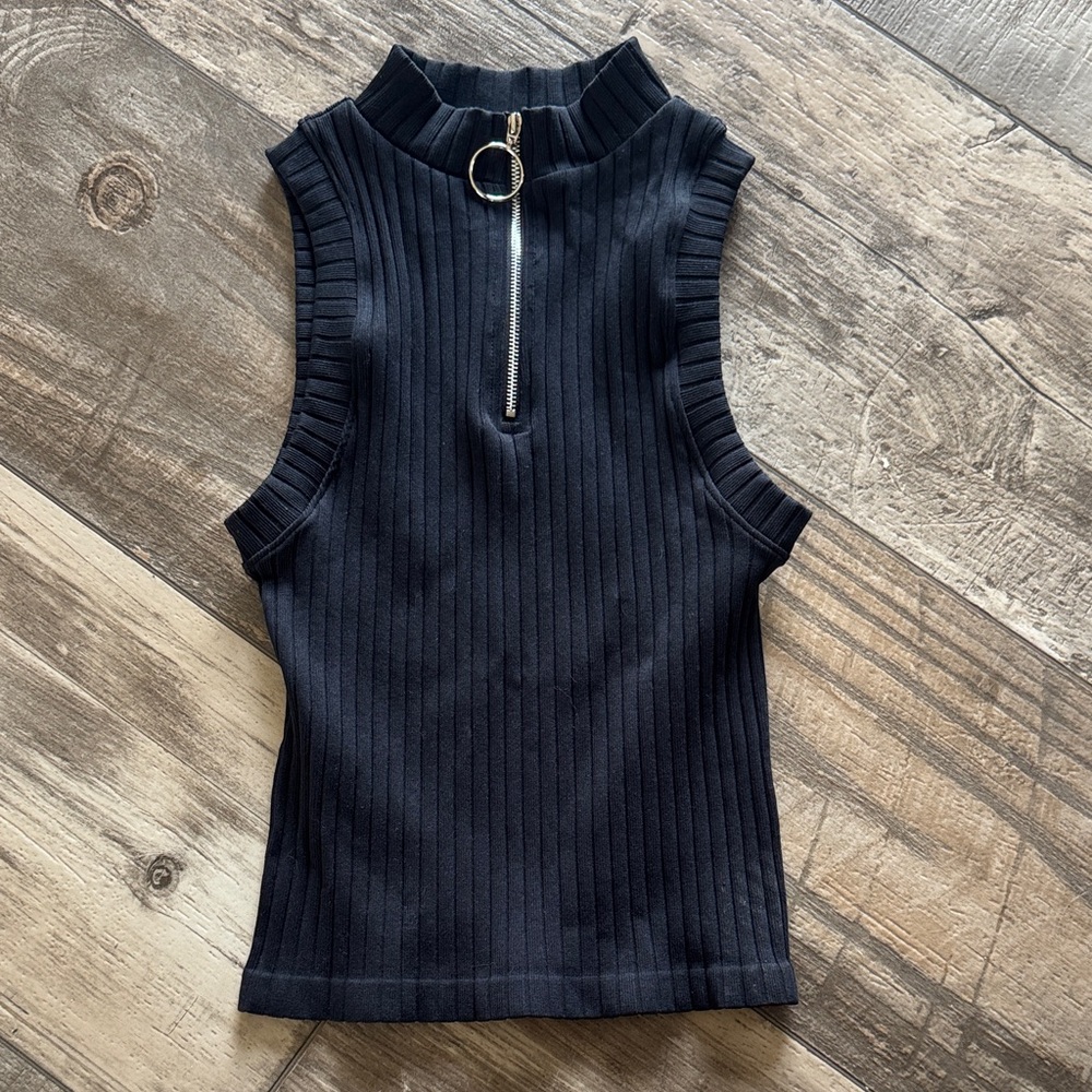 Dynamic black ribbed tank top